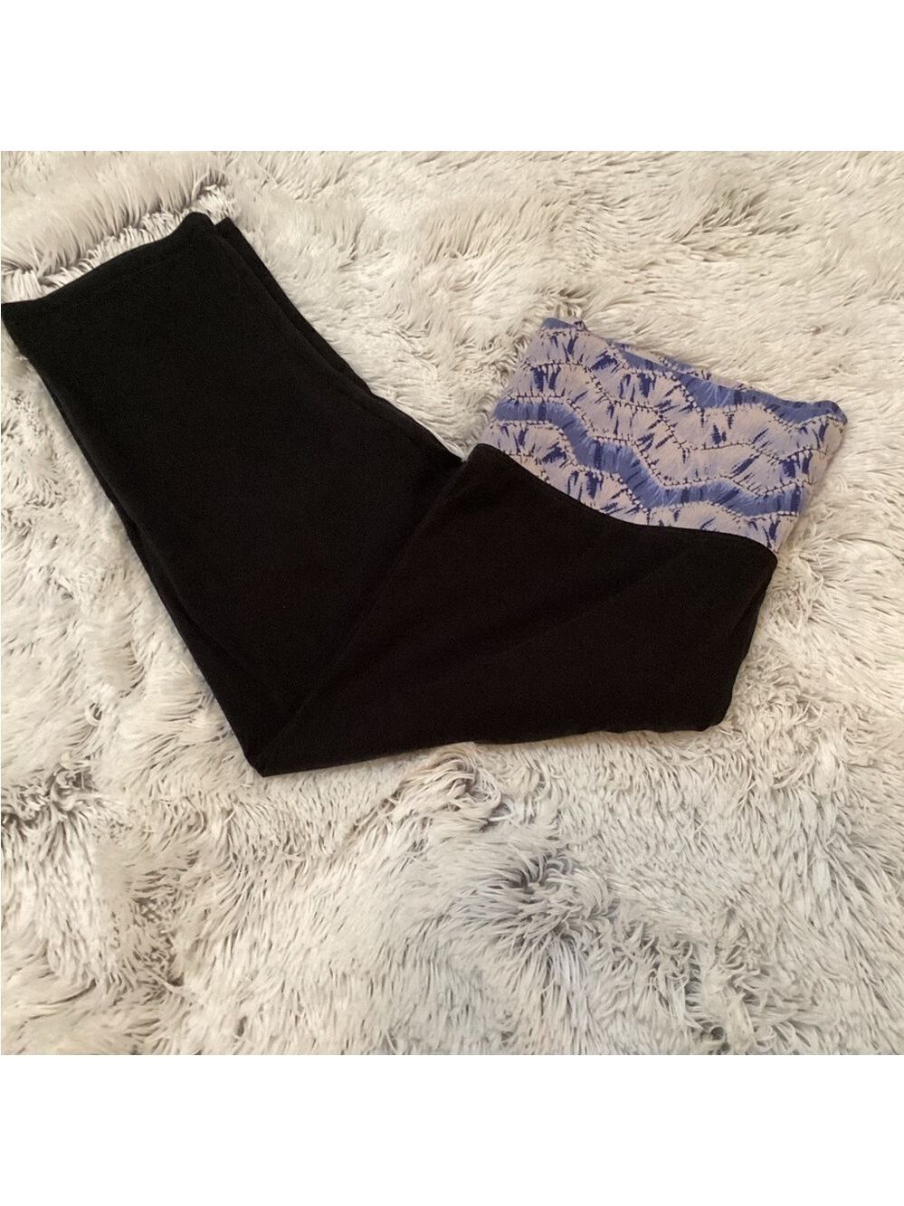 Live Love Dream black capri w/ abstract pattern waist band Woman’s XL